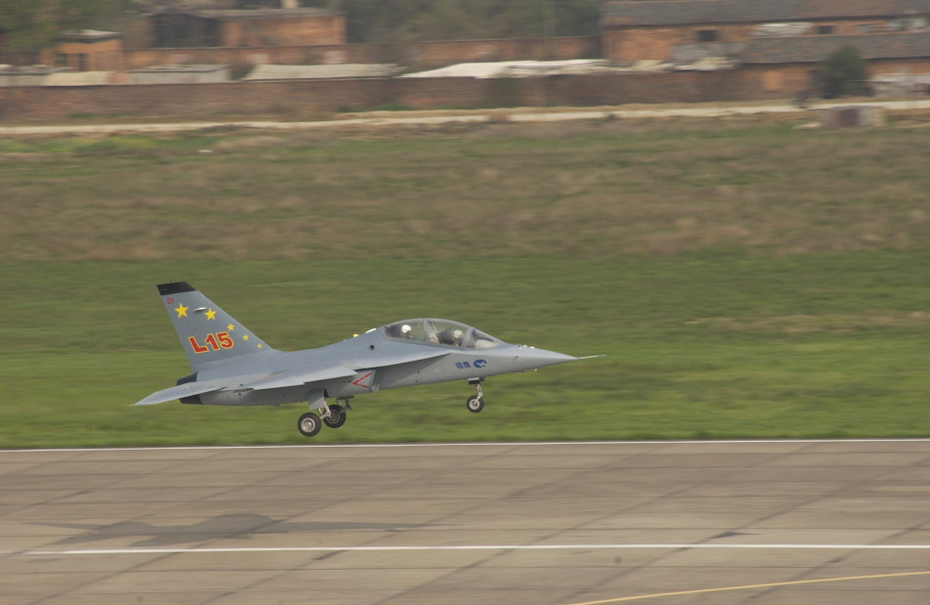 中国l-15高级教练机年内交付使用