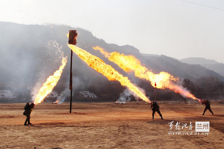 兰州军区掀练兵热 喷火器齐射场面震撼