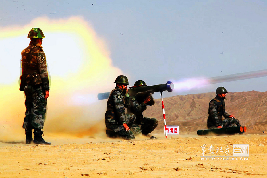 火力猛解放军官兵肩扛火箭筒群射