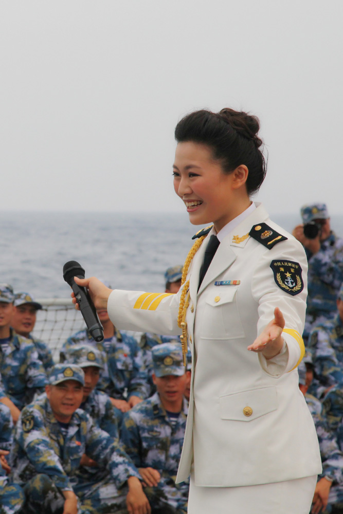 中国海军文工团美丽歌唱家赴南沙慰问演出