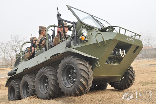 中国空降兵装备新型山猫全地形车洋气十足