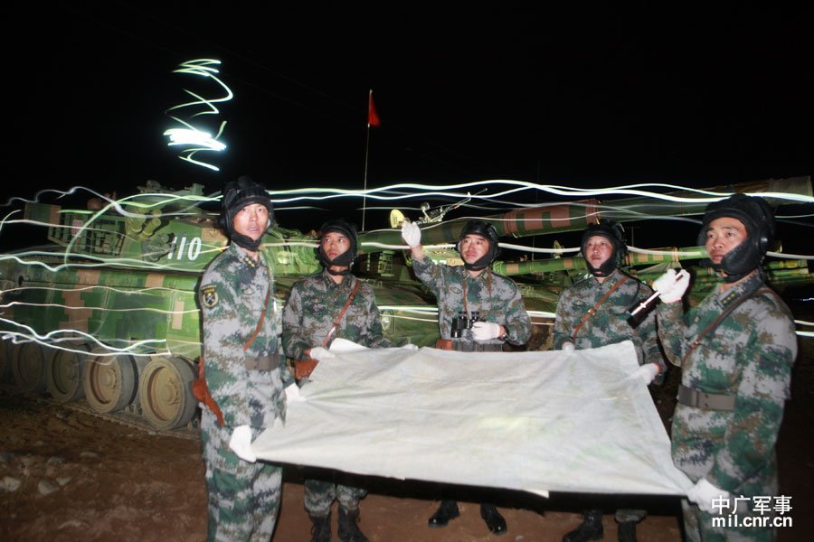直击解放军"夜老虎团"装甲群实弹攻防演练