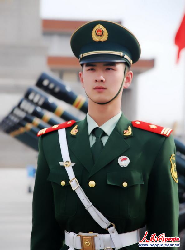 探访中国礼炮部队:礼炮兵相貌英俊动作潇洒