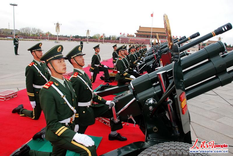 探访中国礼炮部队礼炮兵相貌英俊动作潇洒