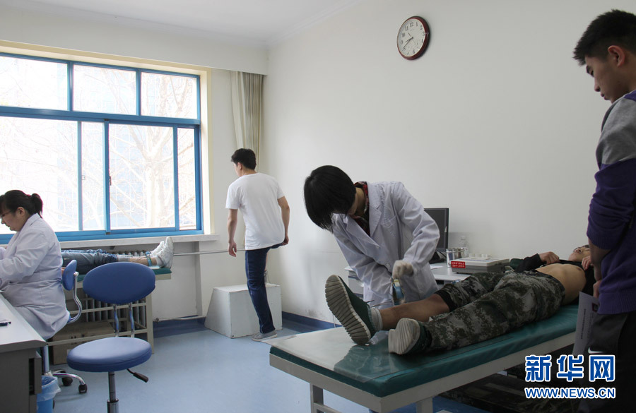 中国空军北京站招飞工作展开 全裸体检严把关