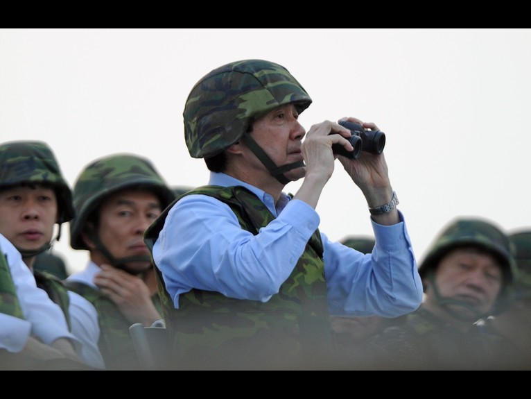 台军实弹演习场面大火力猛 马英九戴头盔观看