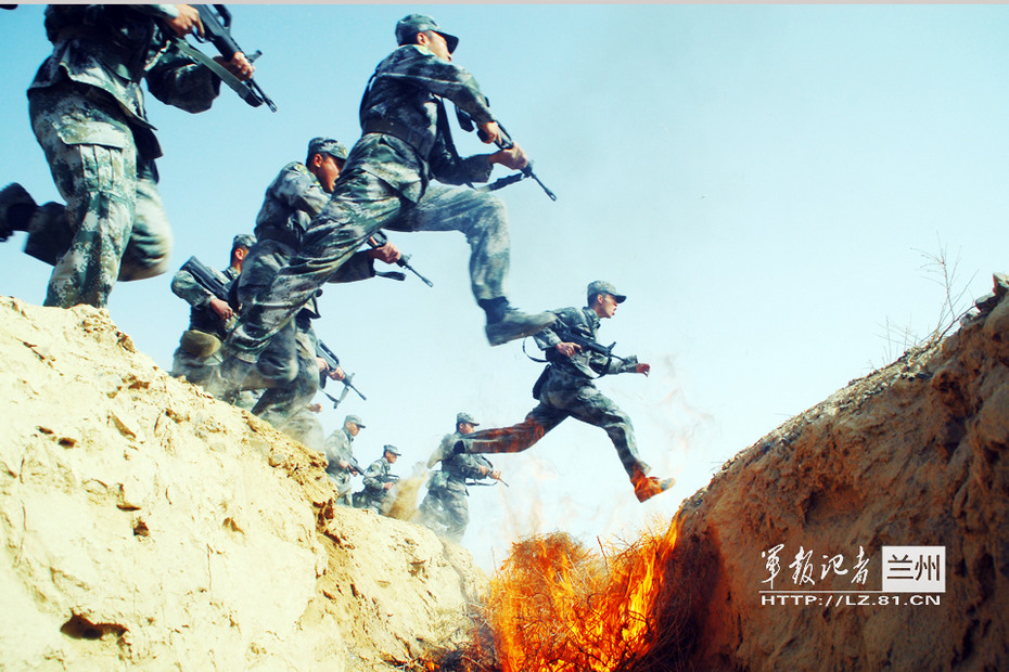 解放军官兵冲锋人手一具火箭筒很凶猛