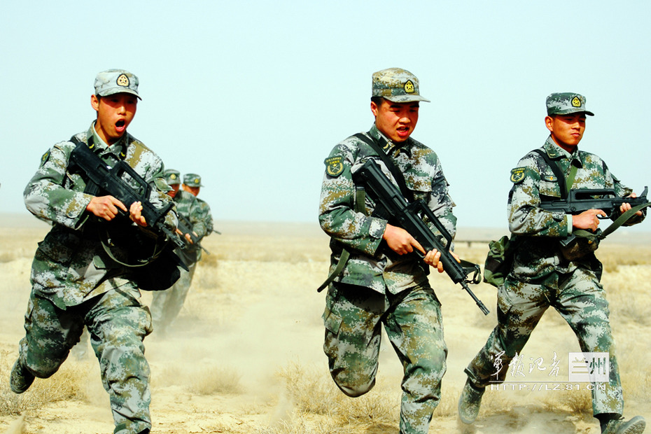 解放军官兵冲锋人手一具火箭筒很凶猛