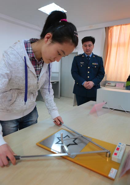 图片直击:百名女生进行中国空军招飞体检