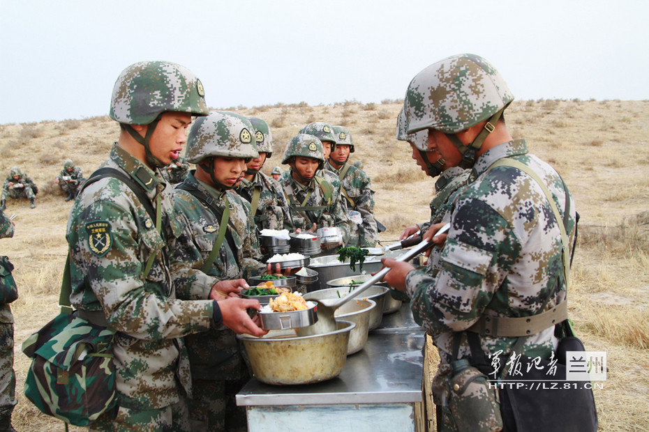 兰州军区钢铁团"潜伏"戈壁荒漠练野战