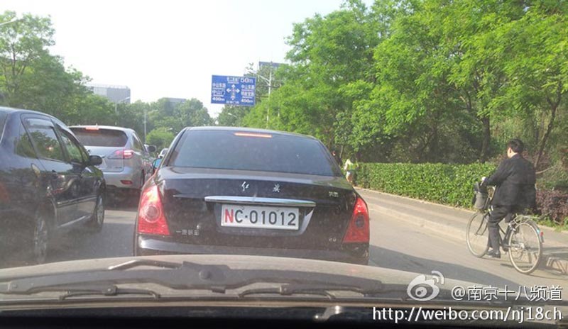 网友街拍挂新牌军车已经上路了