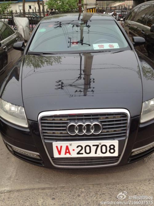 网友街拍挂新牌军车已经上路了