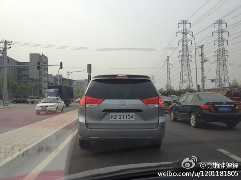 网友街拍挂新牌军车已经上路了