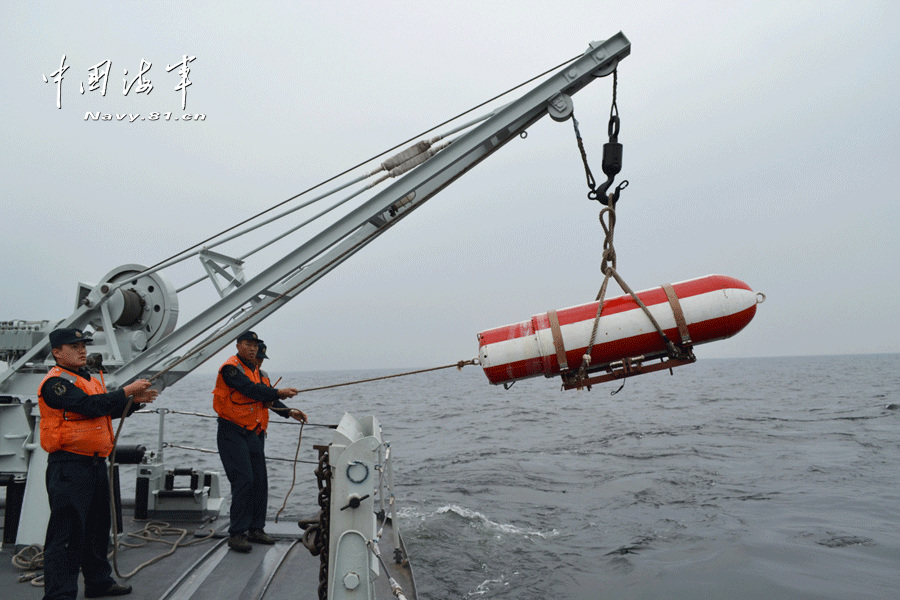 中国海军舰队在黄海布放水雷练实兵对抗
