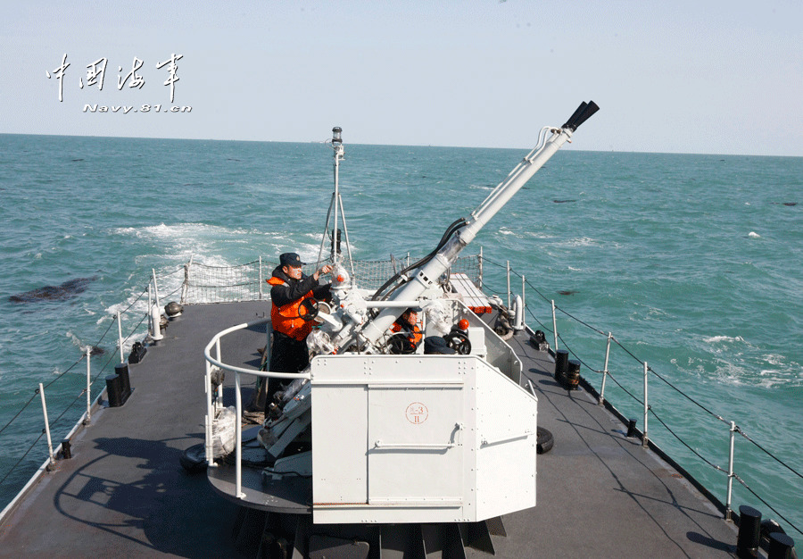 东海舰队猎潜艇群赴陌生海域练防空攻潜