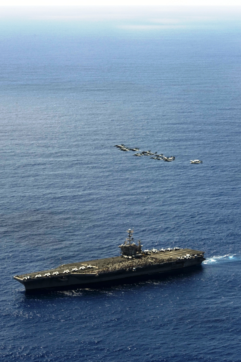美军航母舰载机密集编队飞行炫耀武力