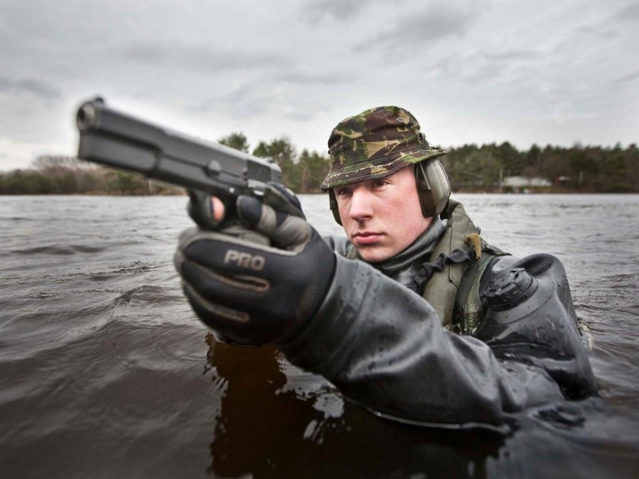 致命"水鬼":荷兰特种兵苦练水中移动射击绝活