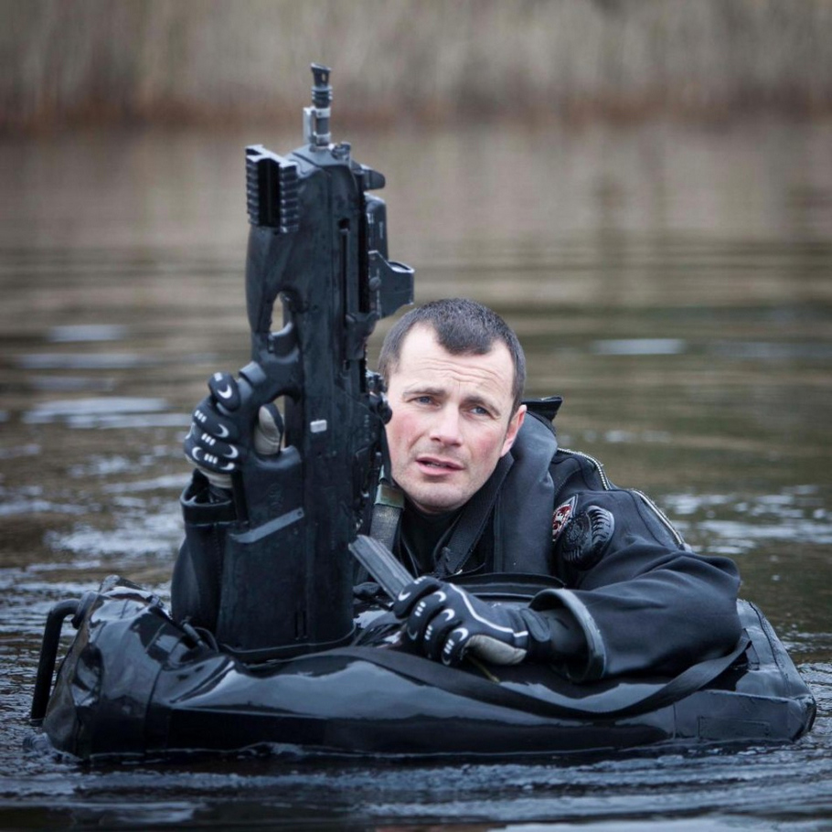 致命水鬼荷兰特种兵苦练水中移动射击绝活