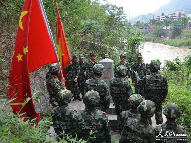 中越边防部队举行边境徒步联合巡逻