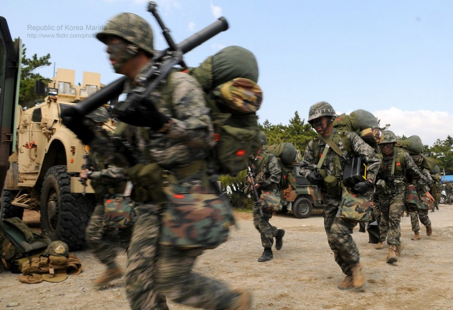 美韩大场面军演:两栖战车气垫船旋翼机全登场