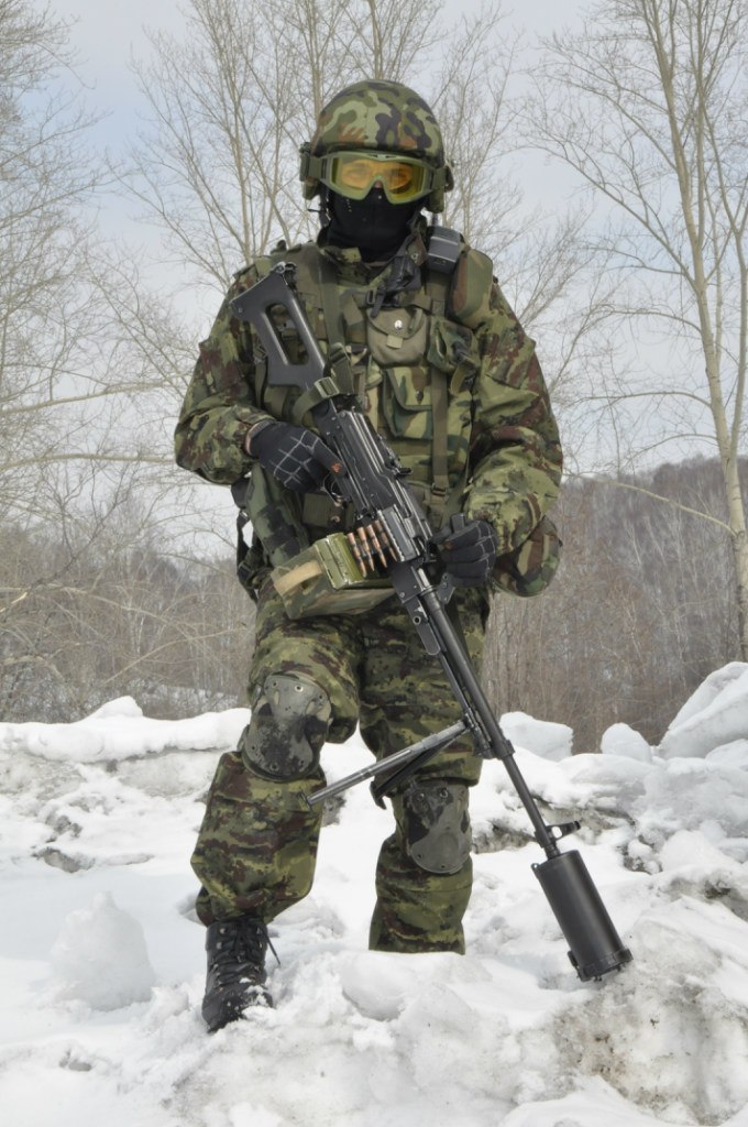 俄特种部队装备改型pkm机枪消声器大得不像话