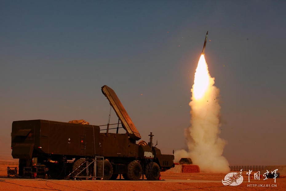 中国空军导弹部队开展大规模实弹演习