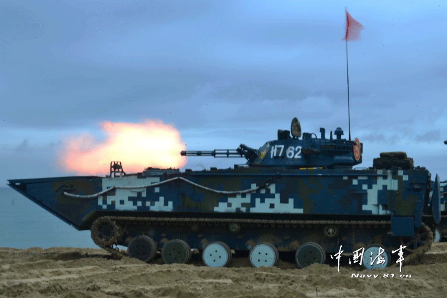 中国新型两栖突击车首曝光 海上射击炮射导弹