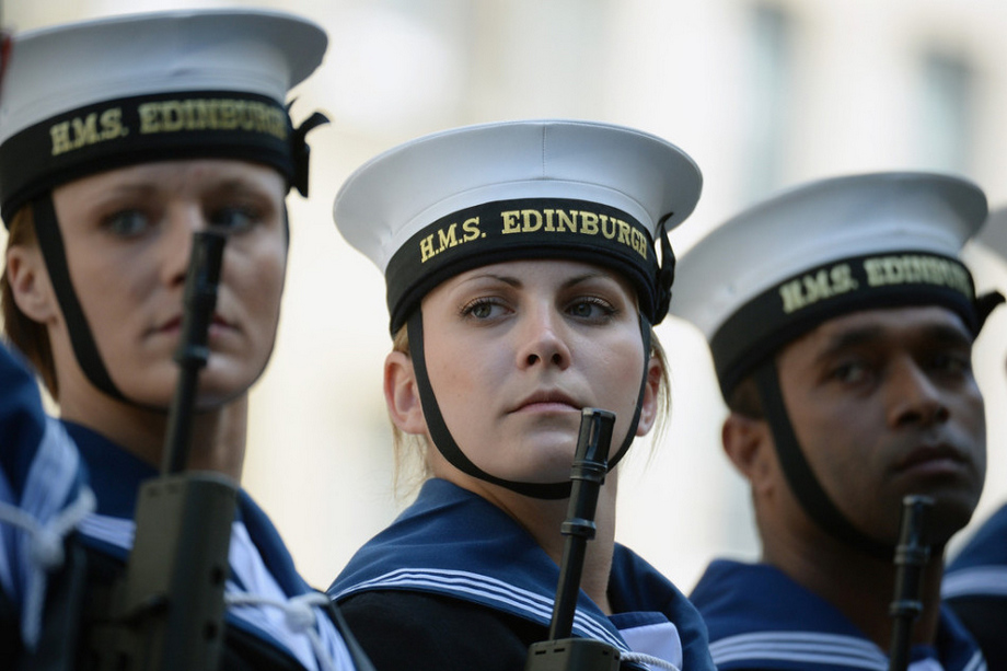 英军战舰退役场面大 漂亮女水兵纪念游行