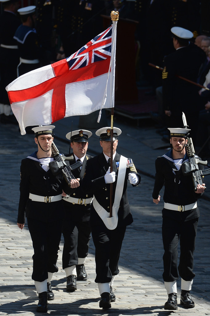 英军战舰退役场面大漂亮女水兵参加纪念游行