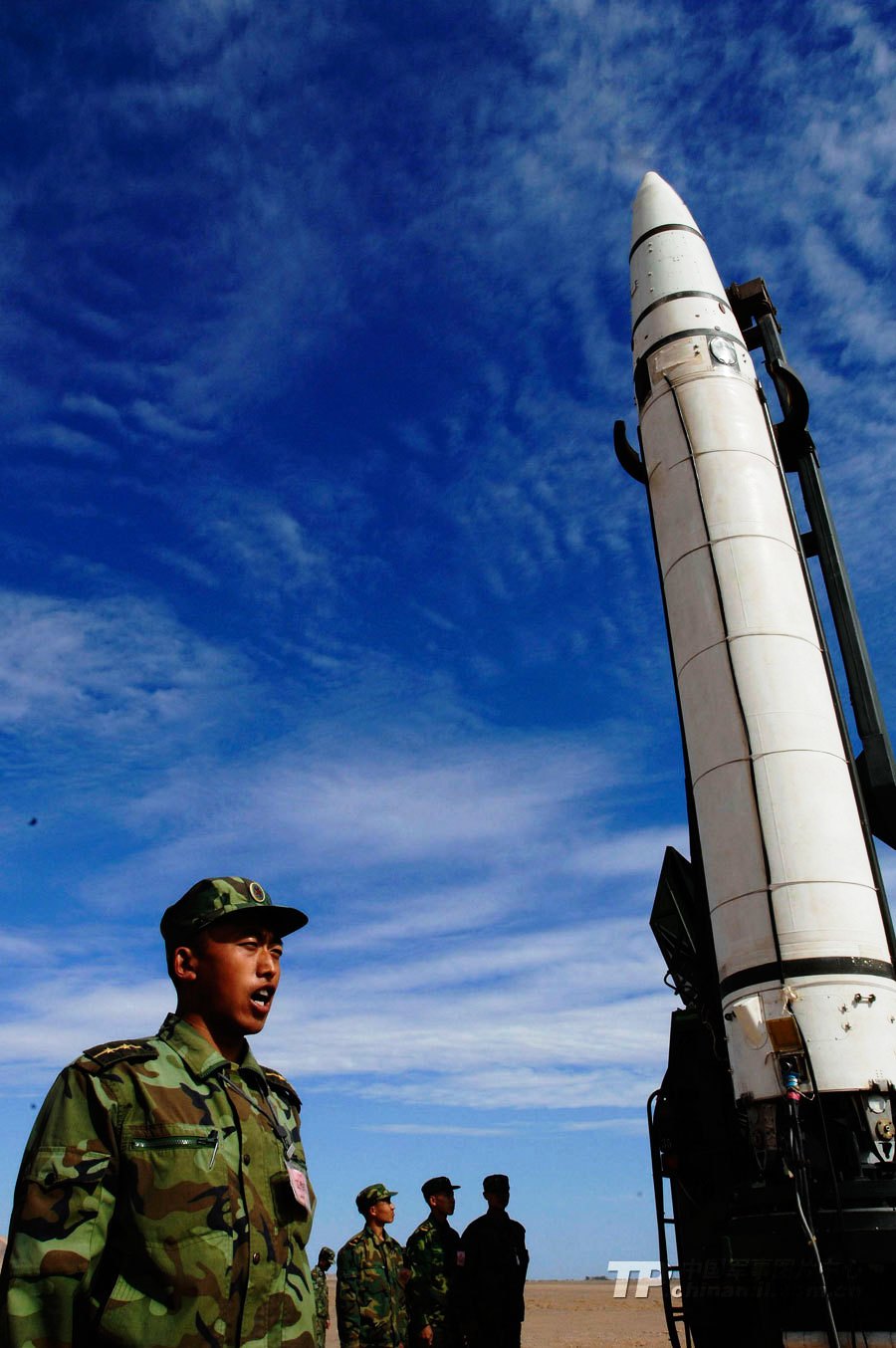 中国二炮大量秘照曝光:充气导弹也亮相!