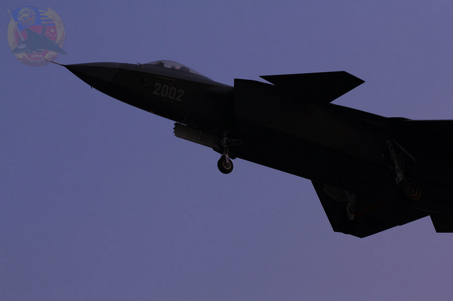 歼20结束飞行返航夕阳下尽展柔美风韵