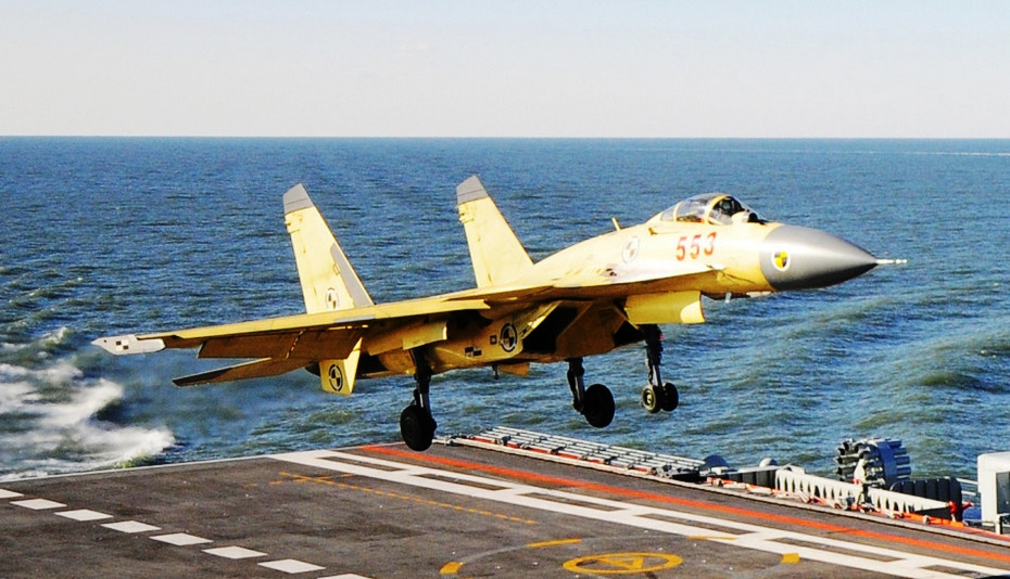 高清图分享:中国舰载战斗机歼-15航母起降瞬间