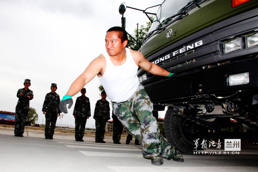 解放军大力士徒手拉重卡