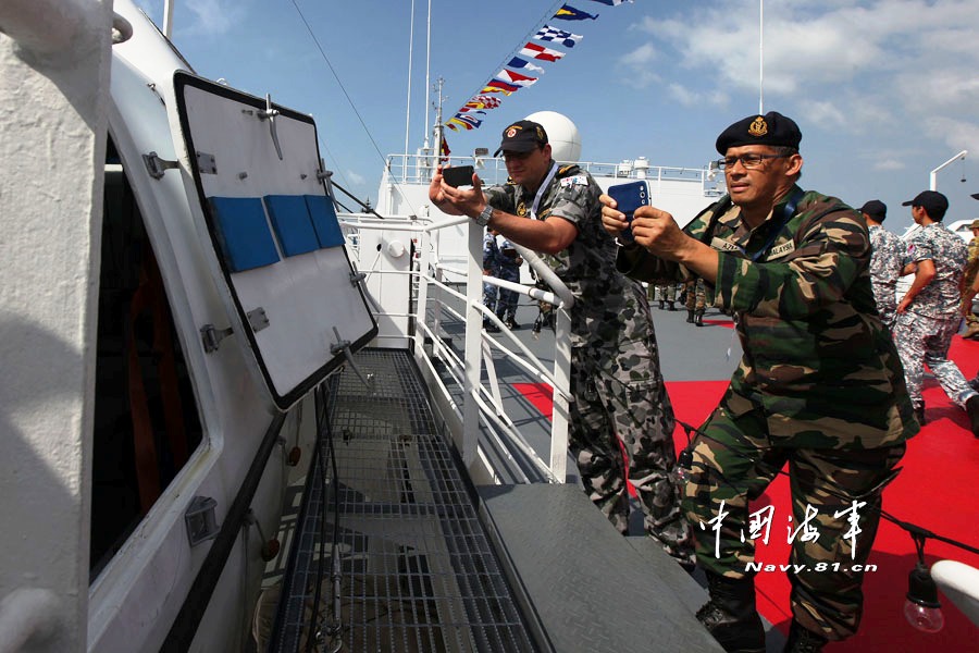 中国海军和平方舟医院船在文莱享明星待遇