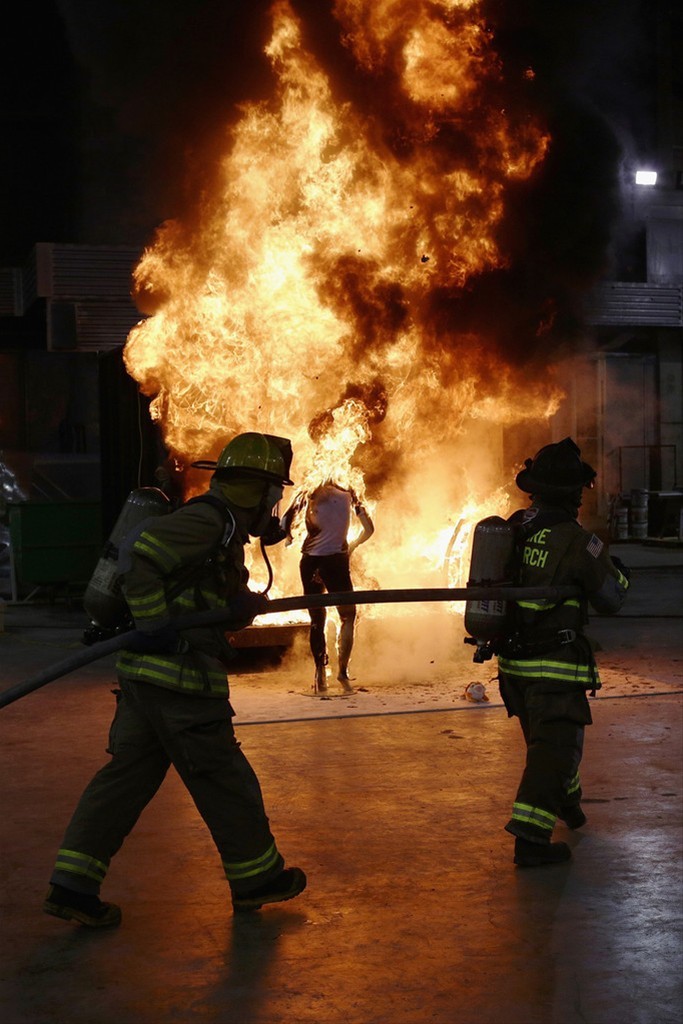 实拍爆炸模拟现场:人形模特头被炸飞浑身燃烧