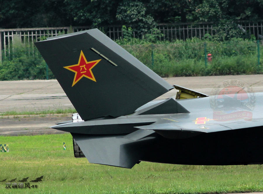 歼20最新试飞照:侧弹舱开启可见导弹翼面