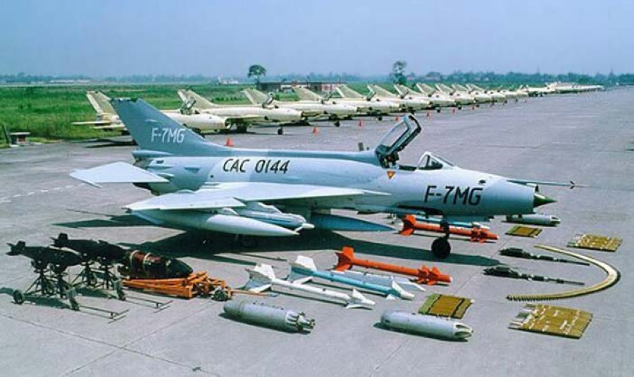 所携武器(资料图)空军司令部立即下令起飞3架歼7gs战斗机进行空中拦截