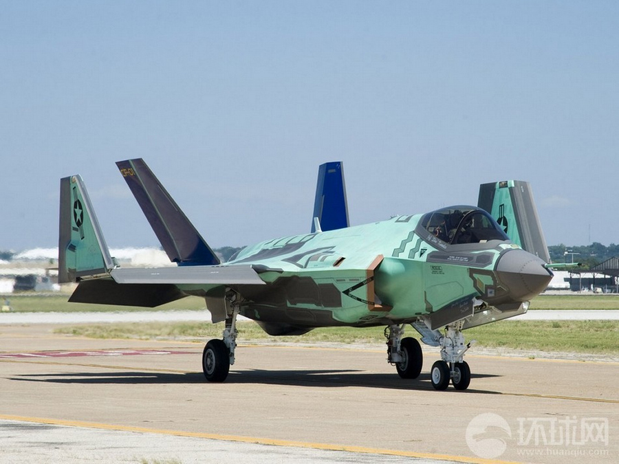 里程碑:首架f-35c型航母舰载机交付美军