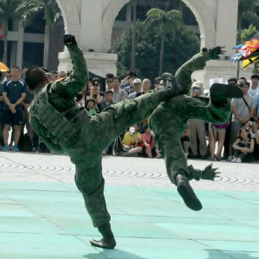 台军蛙人部队半裸亮相 胸肌腹肌闪闪发光