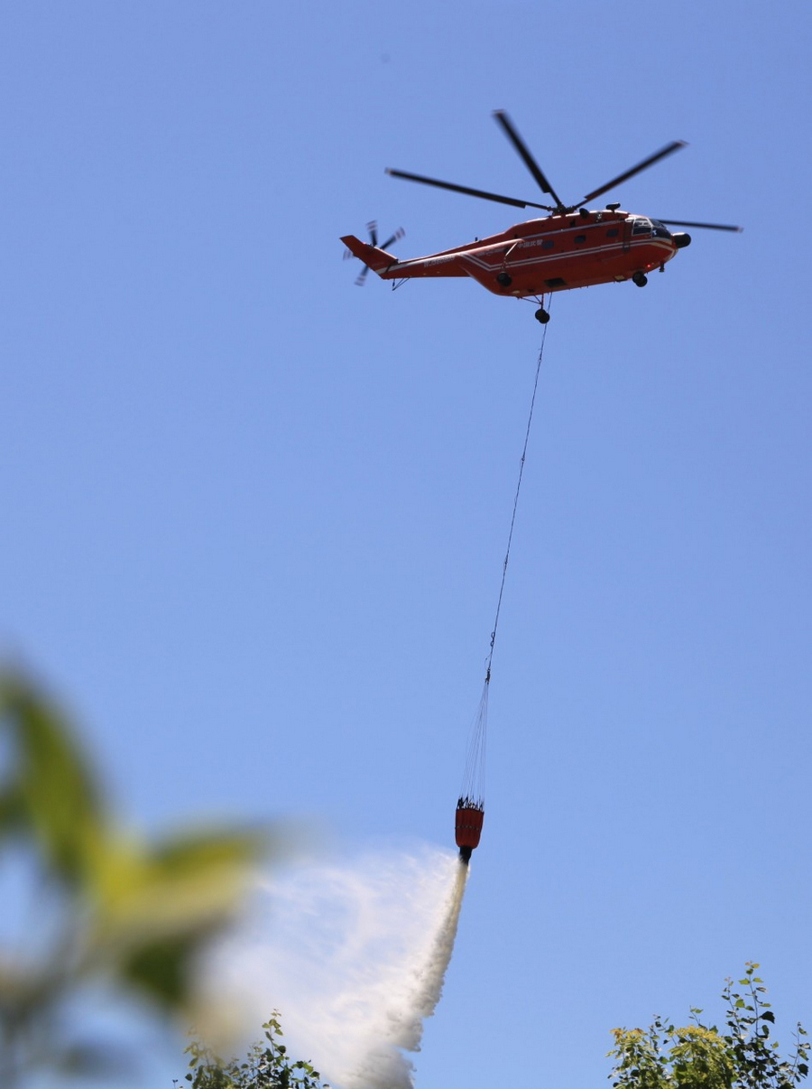 灭火型直-8成军:森警直升机群练吊桶灭火