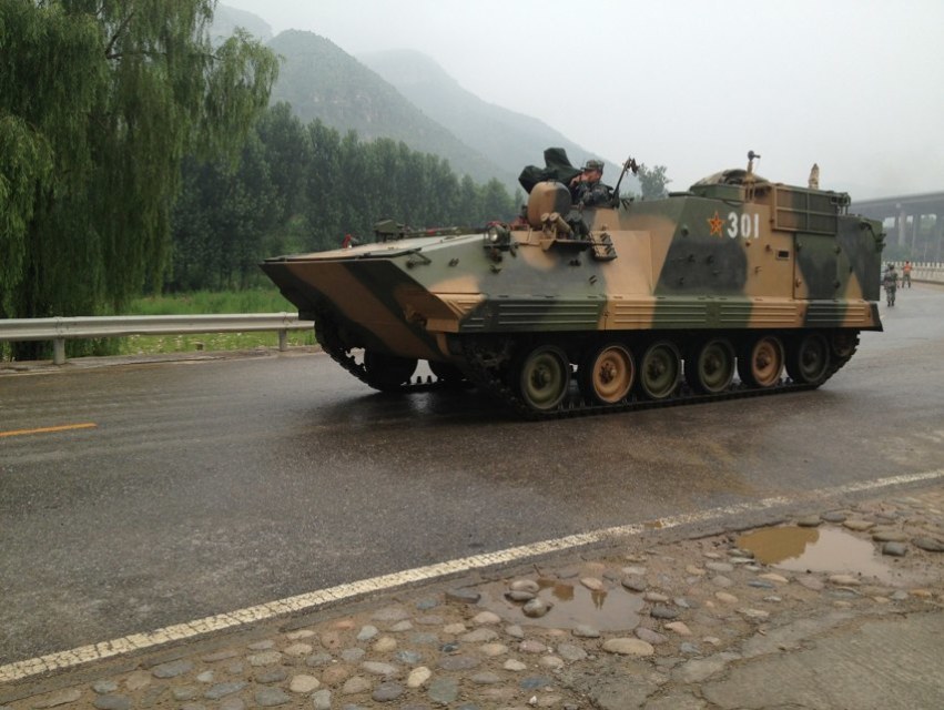 网友近日拍到北京周边重型炮兵部队出没