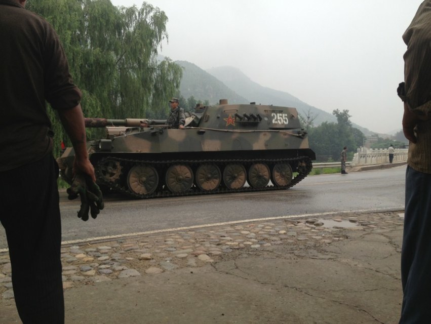 网友近日拍到北京周边重型炮兵部队出没