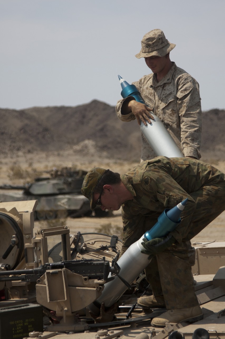 美澳士兵协力补充炮弹点击进入中新网军事频道发布时间:2013-07-12 10