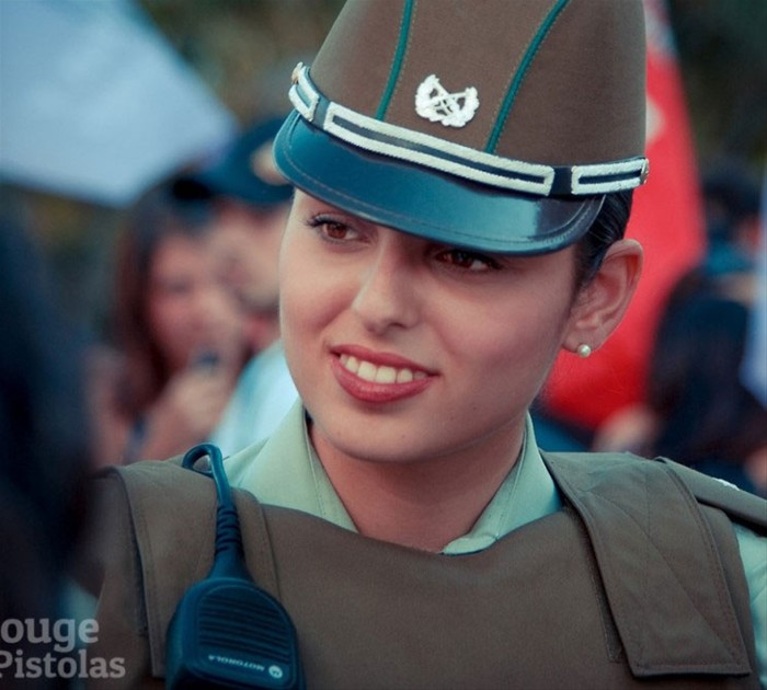 忍不住多瞅几眼:朴素清丽的智利女警察