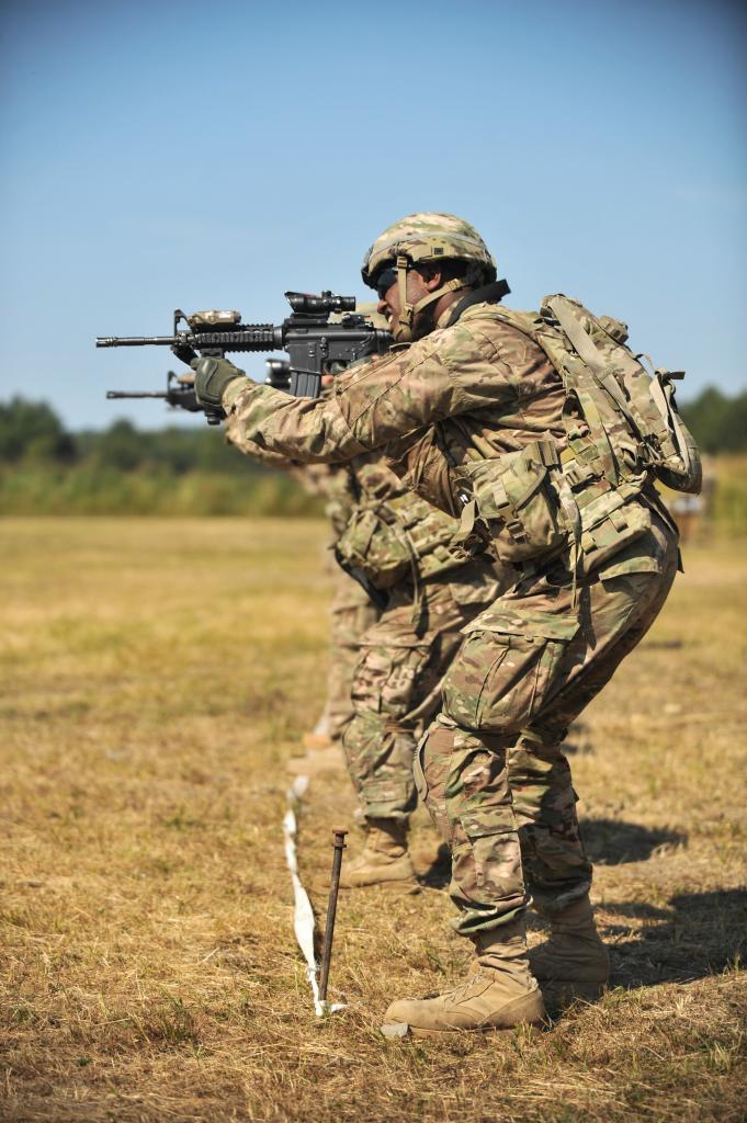 弯腰翘臀手抬高:驻德美军训练近战射击