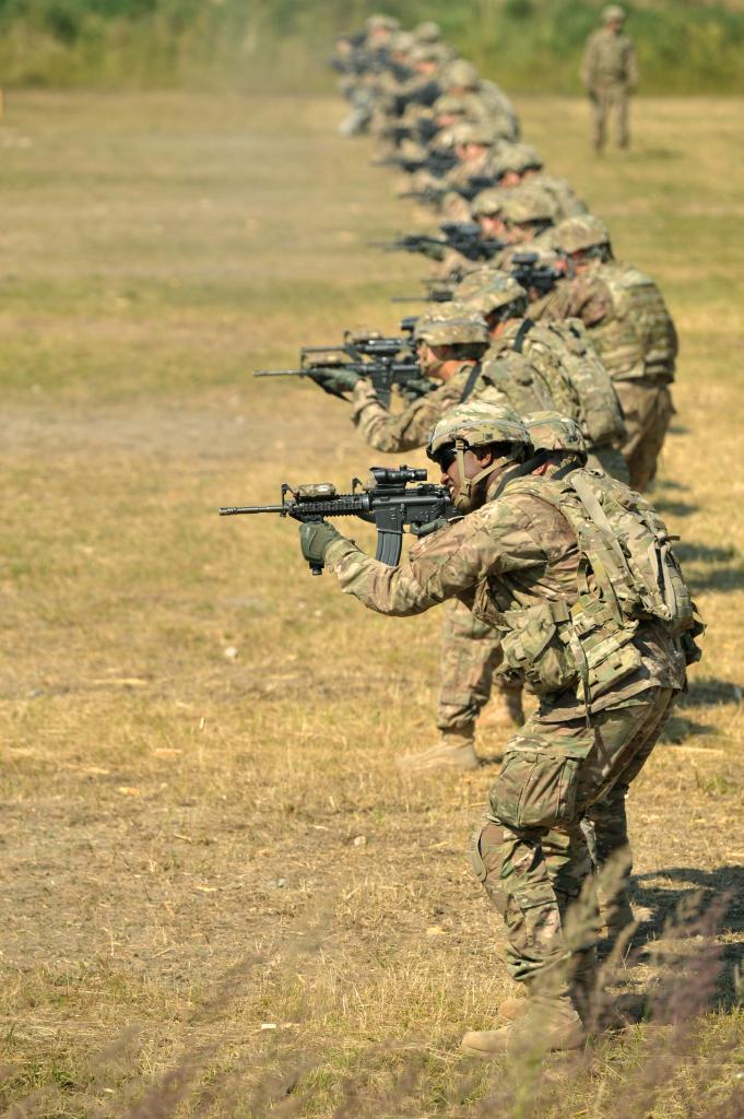 弯腰翘臀手抬高:驻德美军训练近战射击-中新网