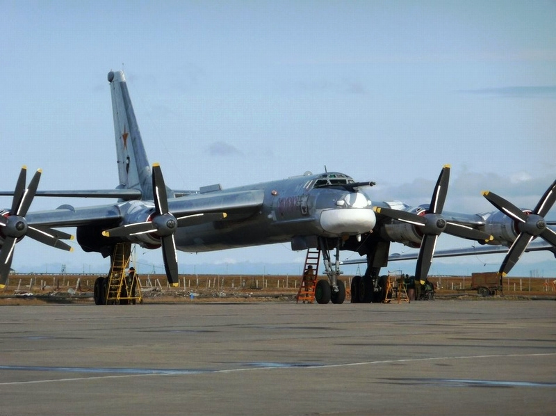 瞧那"熊"样:图-95轰炸机空中穿云加油