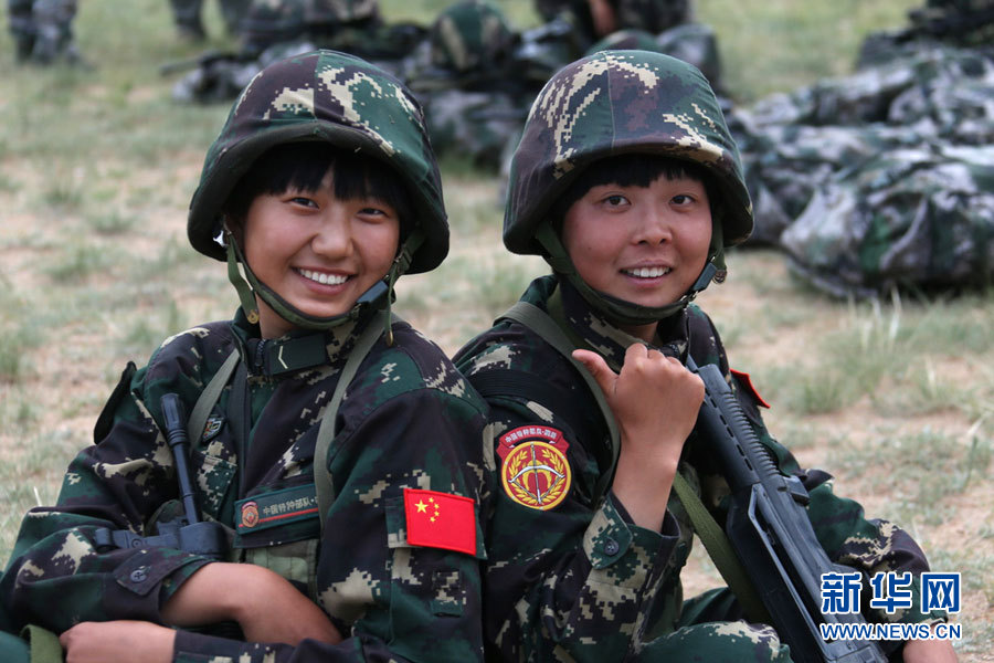 特战女兵张晓楠(左)与朱爱卿训练间隙合影 新华社记者王建民 摄发布