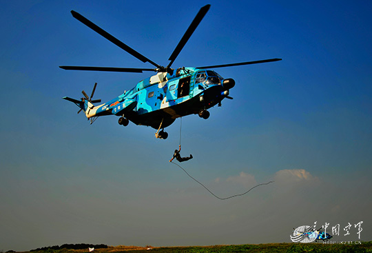 中国空降兵某部侦察队苦练直升机索降