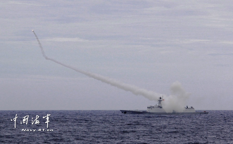 军方公开054a护卫舰发射防空反舰导弹猛图
